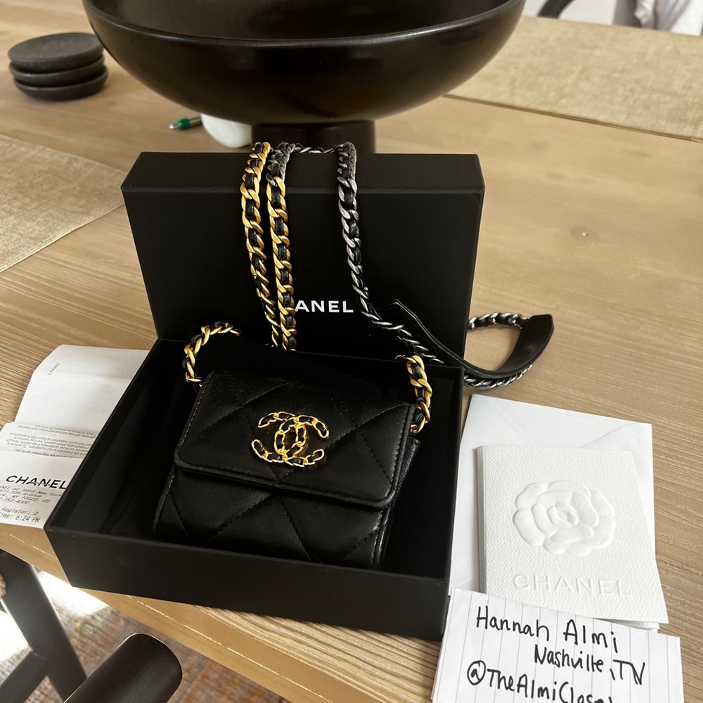 Chanel 19 mini woc
